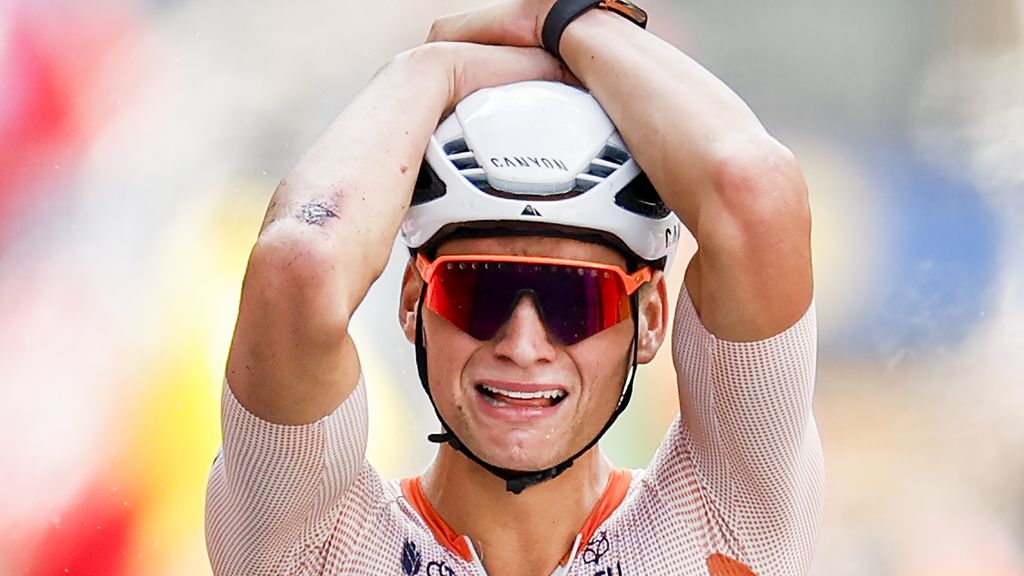 Mathieu van der Poel volgt Zoetemelk na 38 jaar op met WK-wielrenwinst in Glasgow