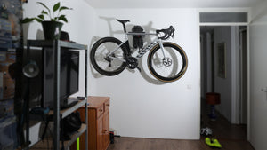 Wallster fiets ophangsysteem Diamond Silver in woonkamer
