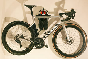 Hét ophangsysteem voor jouw racefiets, fixie en mountainbike. Dankzij het minimalistische ontwerp neemt de Wallster weinig ruimte in beslag, maar kan je tegelijkertijd wel heel veel spullen kwijt. Niet alleen je fiets verdient een fantastische plek, maar ook je schoenen, helm en jasjes stop je direct eenvoudig weg. kleur mat diamond zilver. 