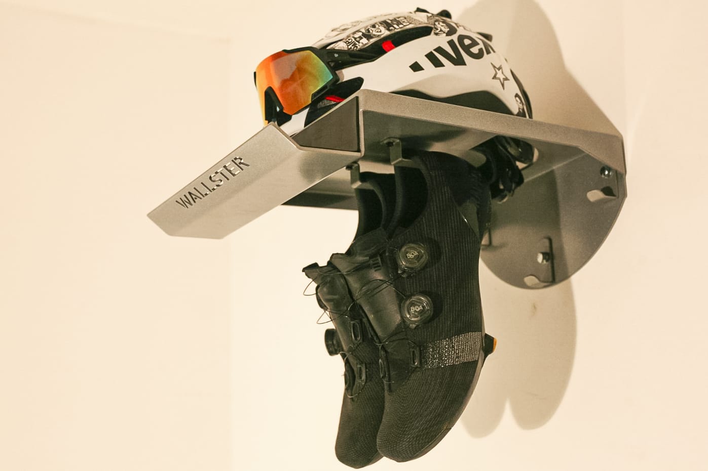 Hét ophangsysteem voor jouw racefiets, fixie en mountainbike. Dankzij het minimalistische ontwerp neemt de Wallster weinig ruimte in beslag, maar kan je tegelijkertijd wel heel veel spullen kwijt. Niet alleen je fiets verdient een fantastische plek, maar ook je schoenen, helm en jasjes stop je direct eenvoudig weg. kleur mat diamond zilver. 